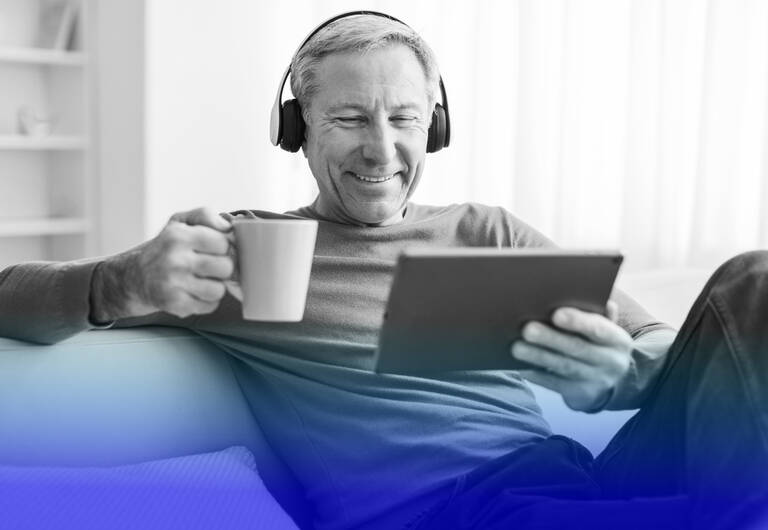 Bild zeigt einen Mann an einem Tablet