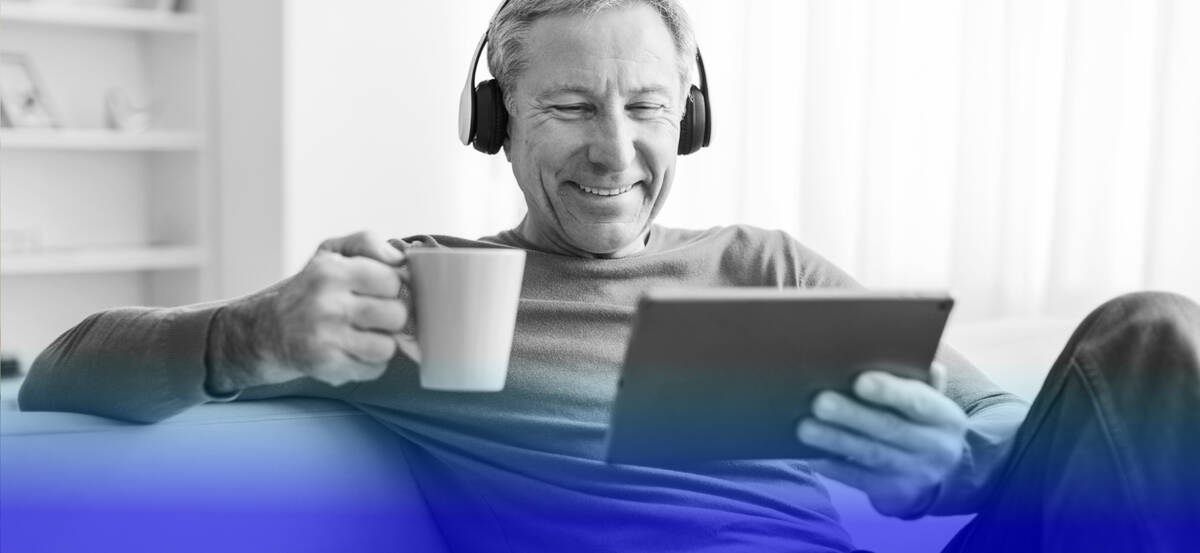 Bild zeigt einen Mann an einem Tablet