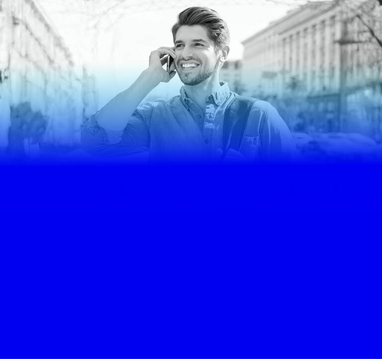 Mann telefoniert mit einem eSIM Handytarif von premiumsim.