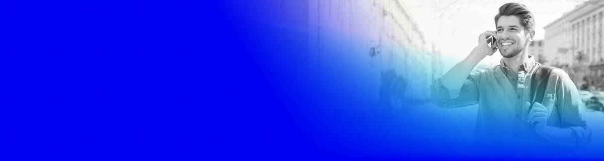 Mann telefoniert mit einem eSIM Handytarif von premiumsim.