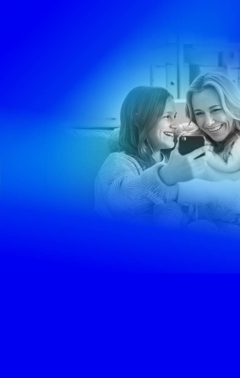 Mutter mit Tochter nutzen ihr Smartphone mit einem Handytarif für Kinder